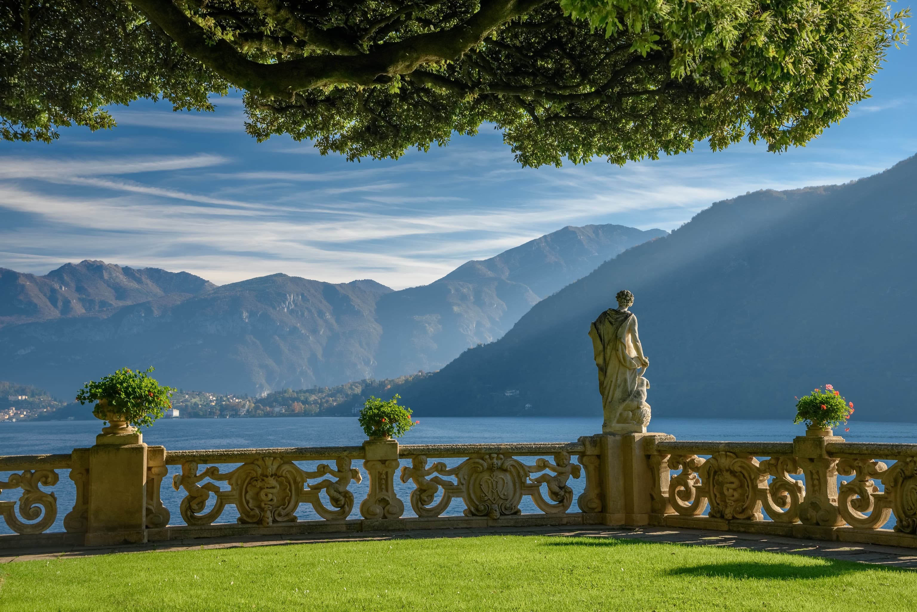 Vista del Lago di Como con Vespa